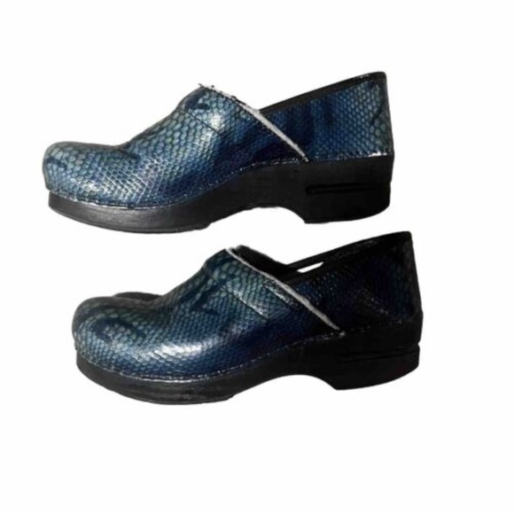 Dansko Size 40 Professional Slip On Clogs Blue/Green Reptile Animal Print - Picture 1 of 7